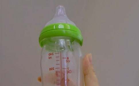 一个月的宝宝需要几个奶瓶来喂养