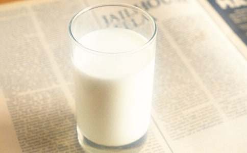睡前喝牛奶有哪些好处 会不会长胖
