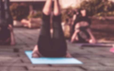 女性练习这三组瑜伽动作可以缓解腰痛