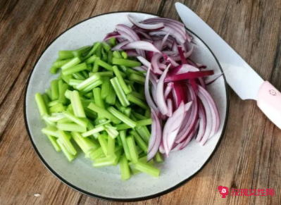 芹菜和洋葱能一起炒着吃吗