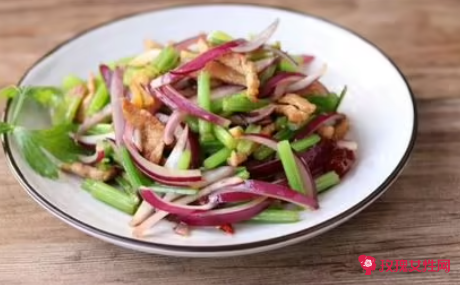 芹菜和洋葱能一起炒着吃吗